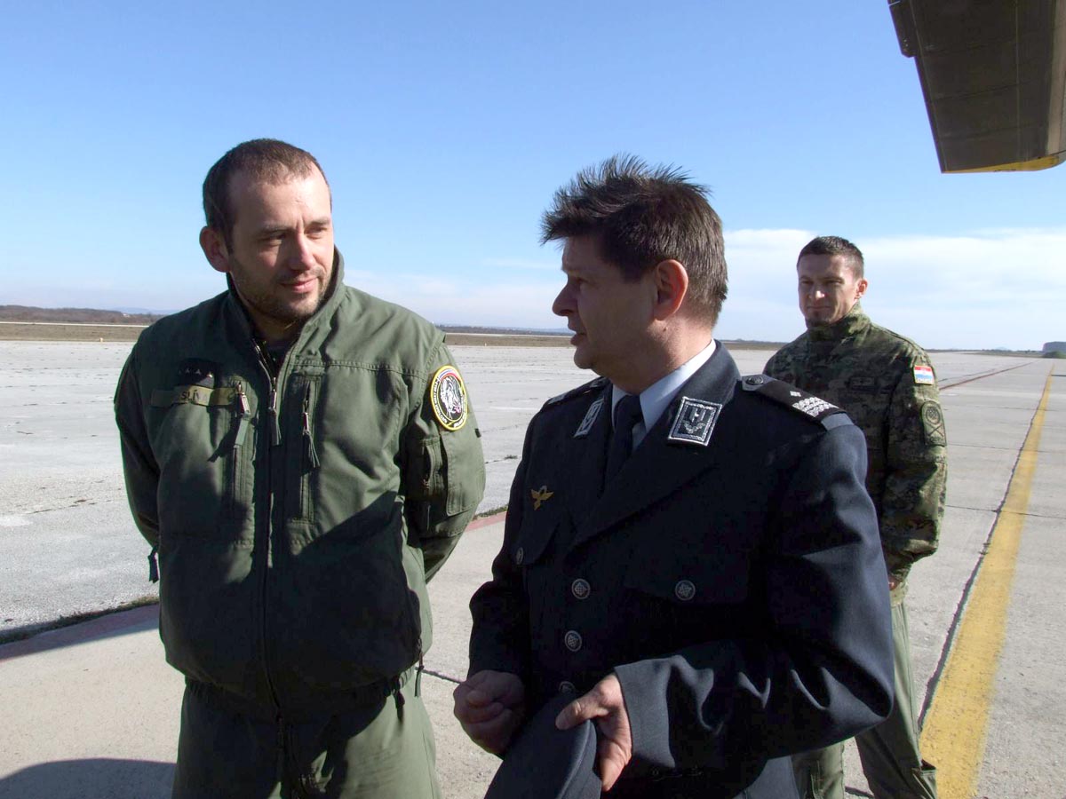 https://www.morh.hr/wp-content/gallery/general-uri-posjetio-helikopterske-posade-u-zemuniku/zemunik_14022013_06.jpg