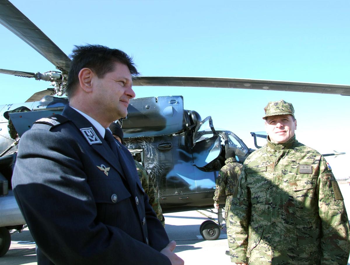 https://www.morh.hr/wp-content/gallery/general-uri-posjetio-helikopterske-posade-u-zemuniku/zemunik_14022013_07.jpg