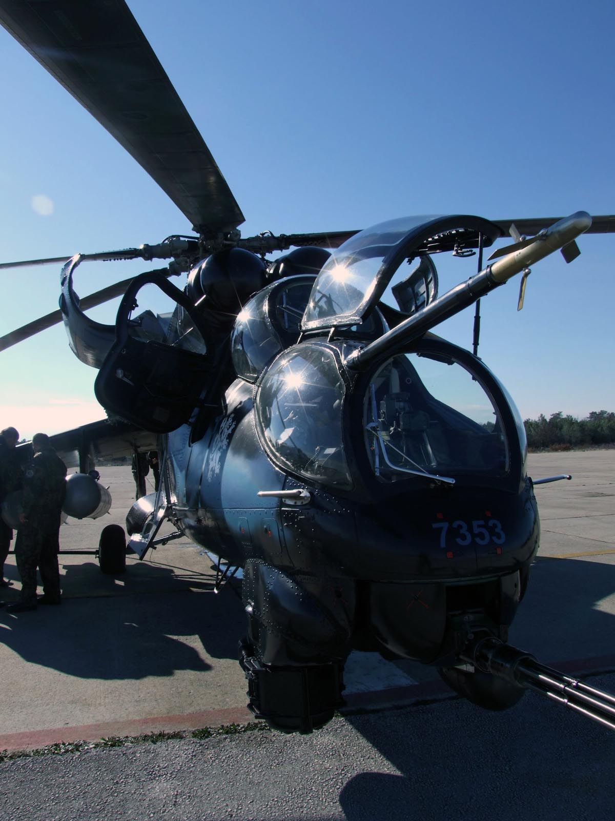 https://www.morh.hr/wp-content/gallery/general-uri-posjetio-helikopterske-posade-u-zemuniku/zemunik_14022013_08.jpg