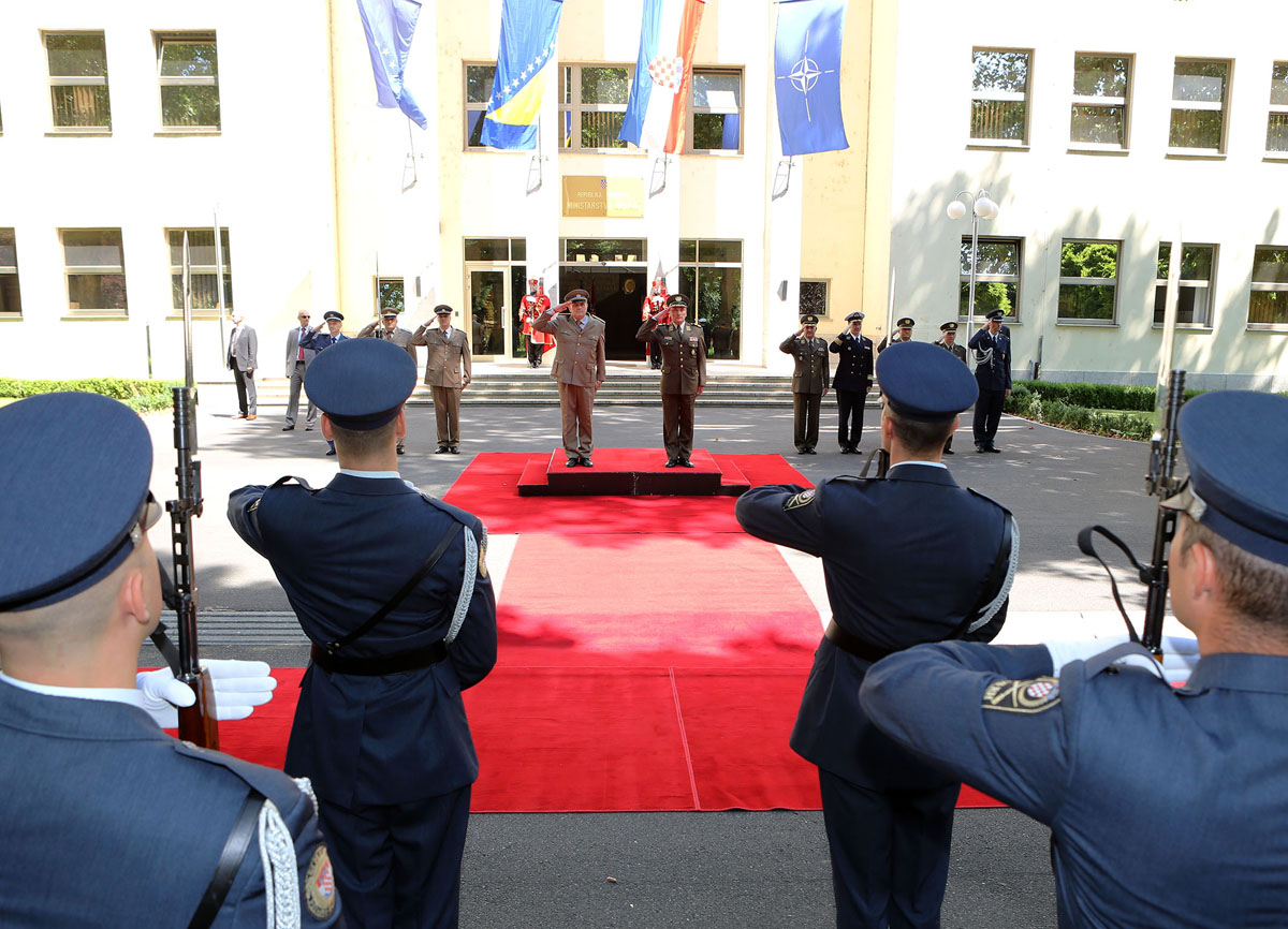 https://www.morh.hr/wp-content/gallery/general-zbora-sundov-primio-u-sluzbeni-posjet-nacelnika-zs-os-bih-general-pukovnika-jeleca/ngs_bih_19072016_05.jpg