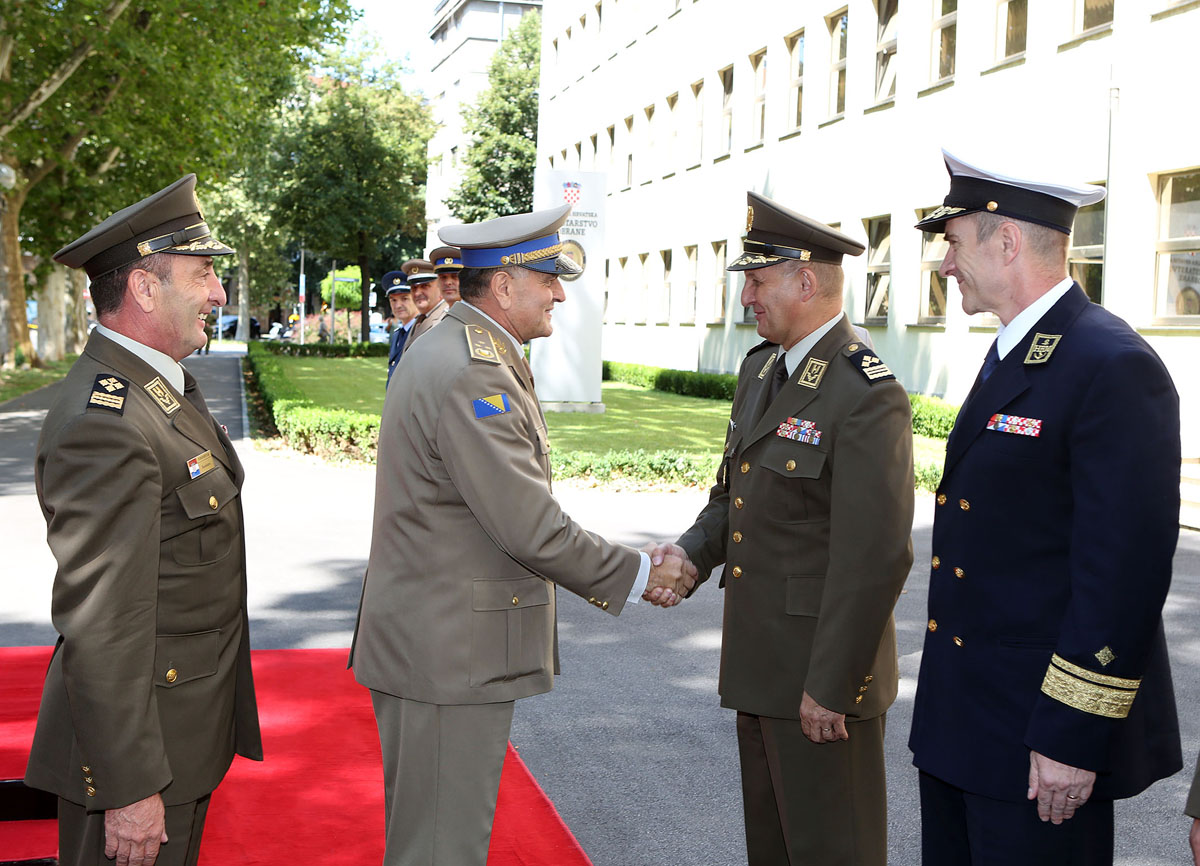 https://www.morh.hr/wp-content/gallery/general-zbora-sundov-primio-u-sluzbeni-posjet-nacelnika-zs-os-bih-general-pukovnika-jeleca/ngs_bih_19072016_06.jpg