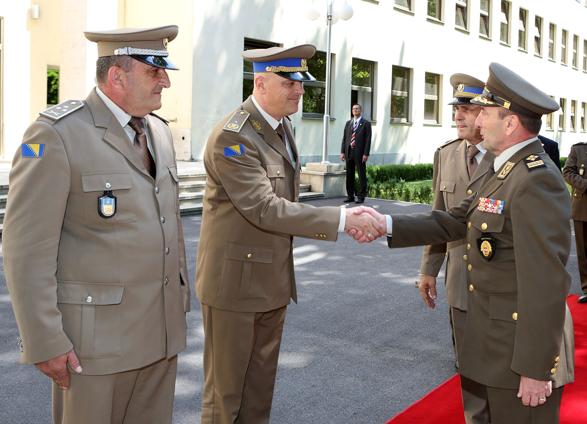https://www.morh.hr/wp-content/gallery/general-zbora-sundov-primio-u-sluzbeni-posjet-nacelnika-zs-os-bih-general-pukovnika-jeleca/ngs_bih_19072016_07.jpg