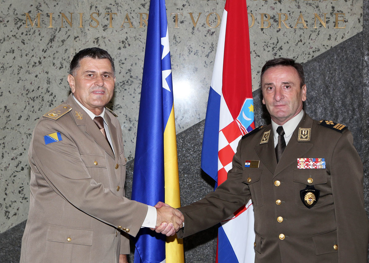 https://www.morh.hr/wp-content/gallery/general-zbora-sundov-primio-u-sluzbeni-posjet-nacelnika-zs-os-bih-general-pukovnika-jeleca/ngs_bih_19072016_09.jpg