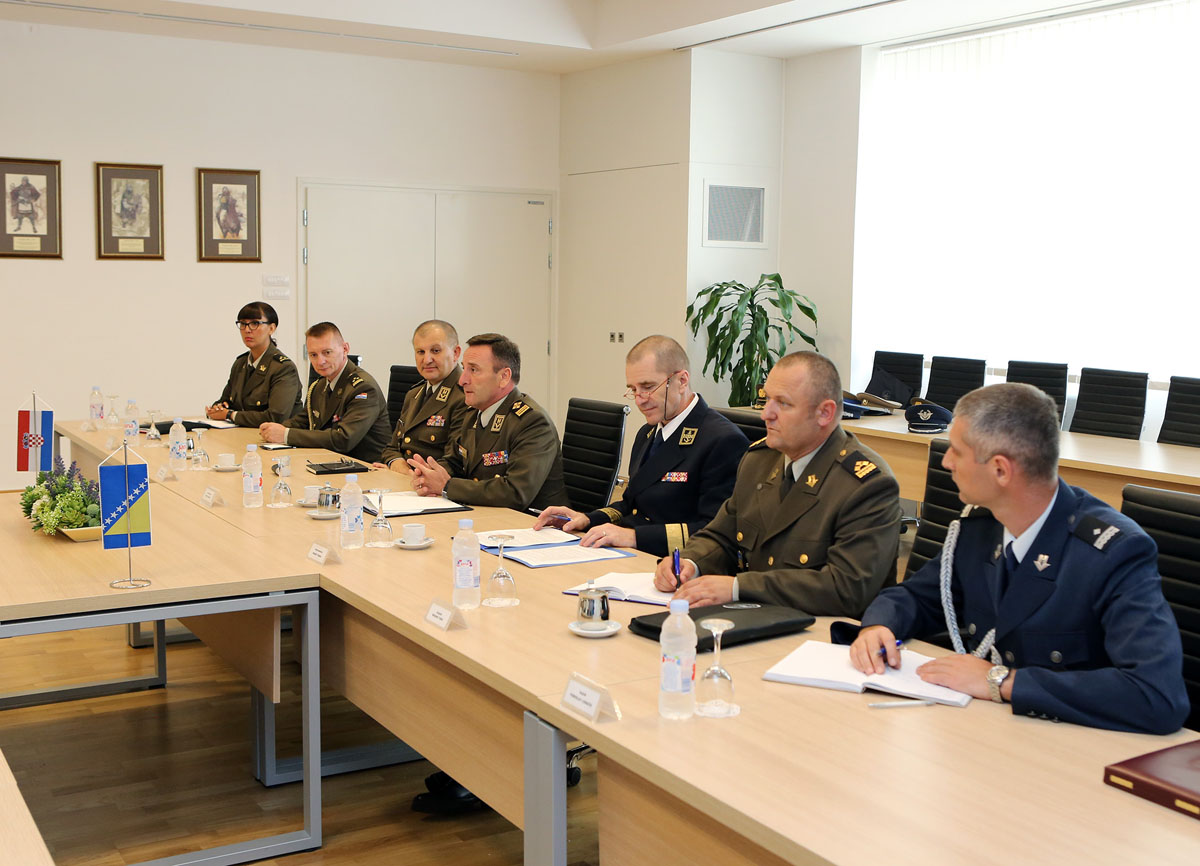 https://www.morh.hr/wp-content/gallery/general-zbora-sundov-primio-u-sluzbeni-posjet-nacelnika-zs-os-bih-general-pukovnika-jeleca/ngs_bih_19072016_12.jpg