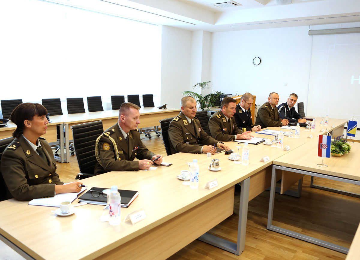 https://www.morh.hr/wp-content/gallery/general-zbora-sundov-primio-u-sluzbeni-posjet-nacelnika-zs-os-bih-general-pukovnika-jeleca/ngs_bih_19072016_14.jpg
