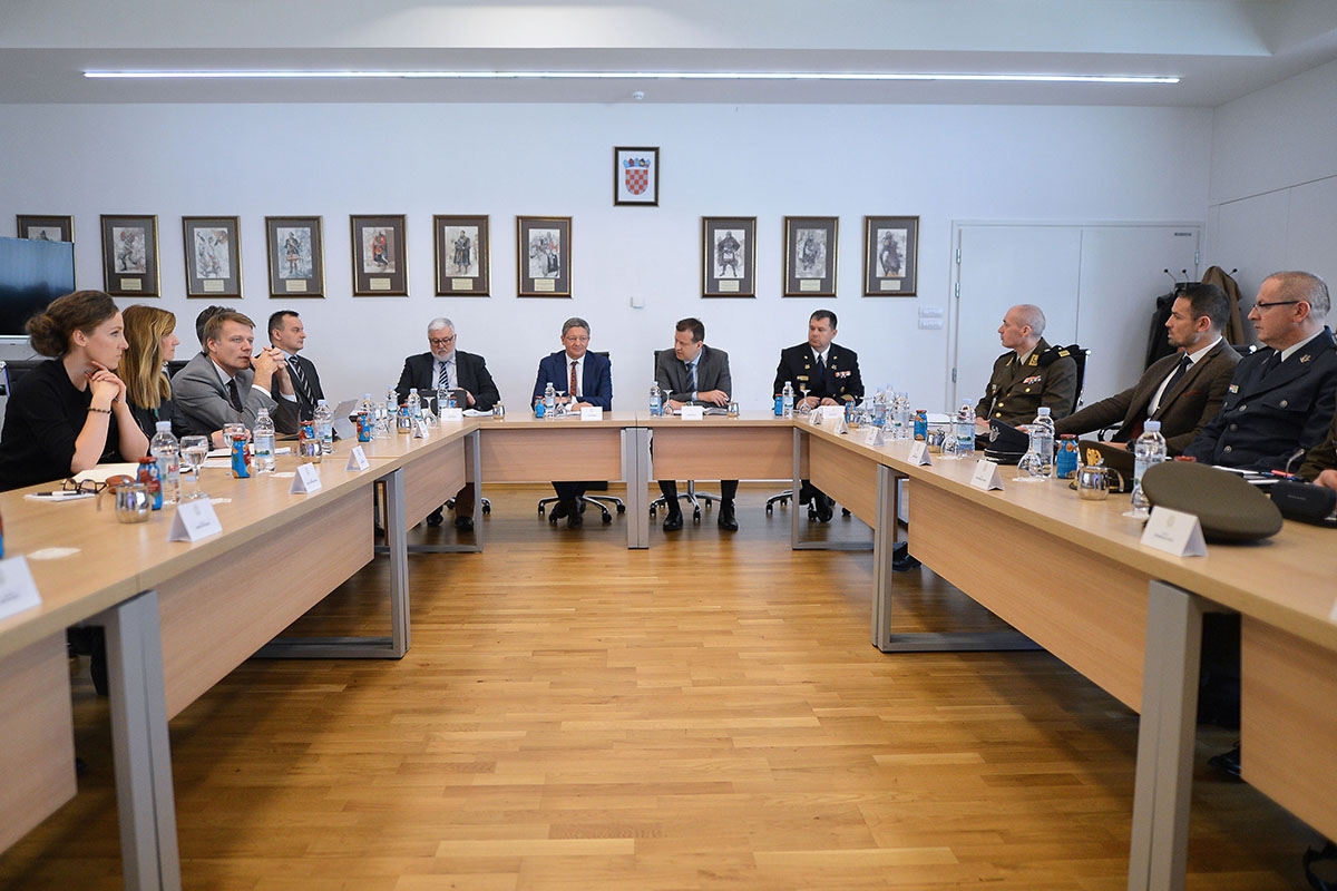 https://www.morh.hr/wp-content/gallery/generalni-direktor-nspa-peter-dohmen-u-posjeti-morh-u-i-osrh/nspa_peter_dohmen_mod_croatia_280319_01.1.jpg