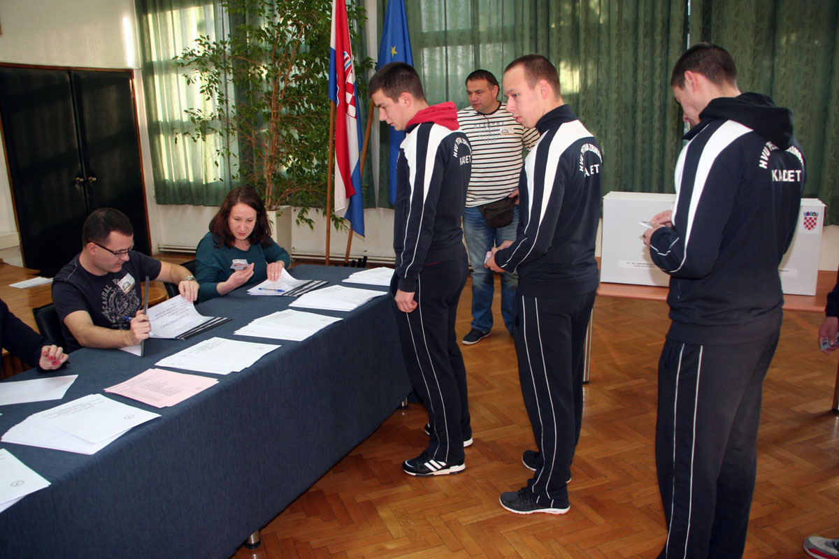 https://www.morh.hr/wp-content/gallery/glasovanje-pripadnika-oruzanih-snaga-u-hrvatskoj-i-inozemstvu/glasovanje_hvu-zg_08112015_01.jpg