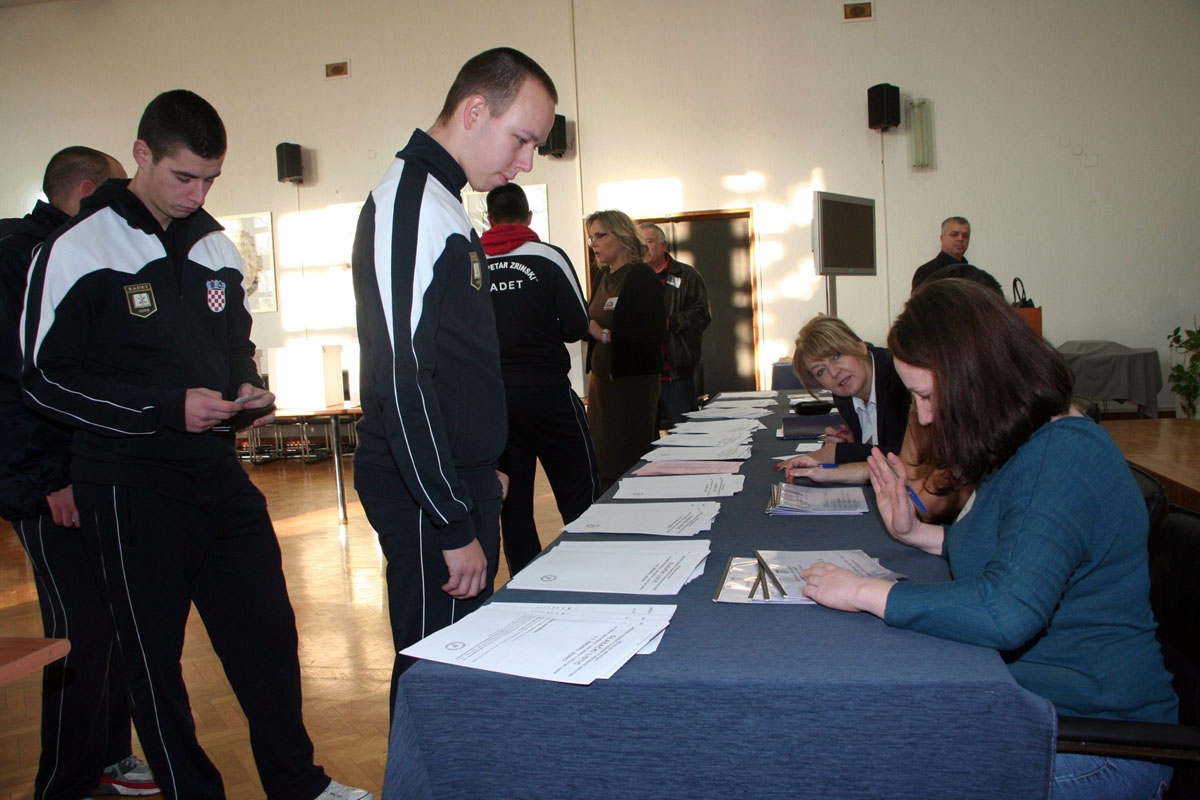 https://www.morh.hr/wp-content/gallery/glasovanje-pripadnika-oruzanih-snaga-u-hrvatskoj-i-inozemstvu/glasovanje_hvu-zg_08112015_03.jpg