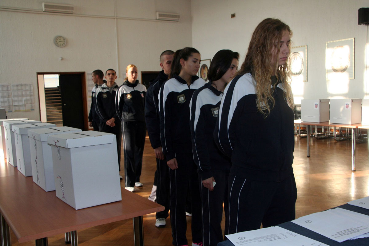 https://www.morh.hr/wp-content/gallery/glasovanje-pripadnika-oruzanih-snaga-u-hrvatskoj-i-inozemstvu/glasovanje_hvu-zg_08112015_08.jpg
