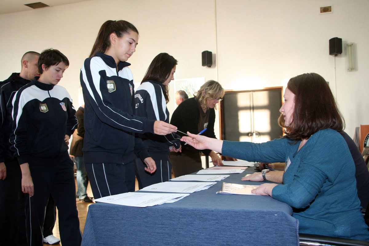 https://www.morh.hr/wp-content/gallery/glasovanje-pripadnika-oruzanih-snaga-u-hrvatskoj-i-inozemstvu/glasovanje_hvu-zg_08112015_09.jpg
