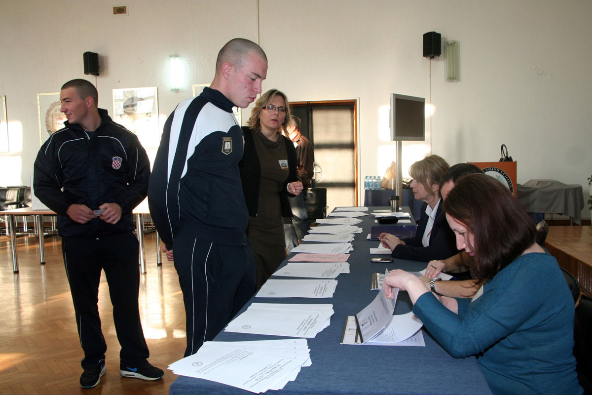 https://www.morh.hr/wp-content/gallery/glasovanje-pripadnika-oruzanih-snaga-u-hrvatskoj-i-inozemstvu/glasovanje_hvu-zg_08112015_14.jpg