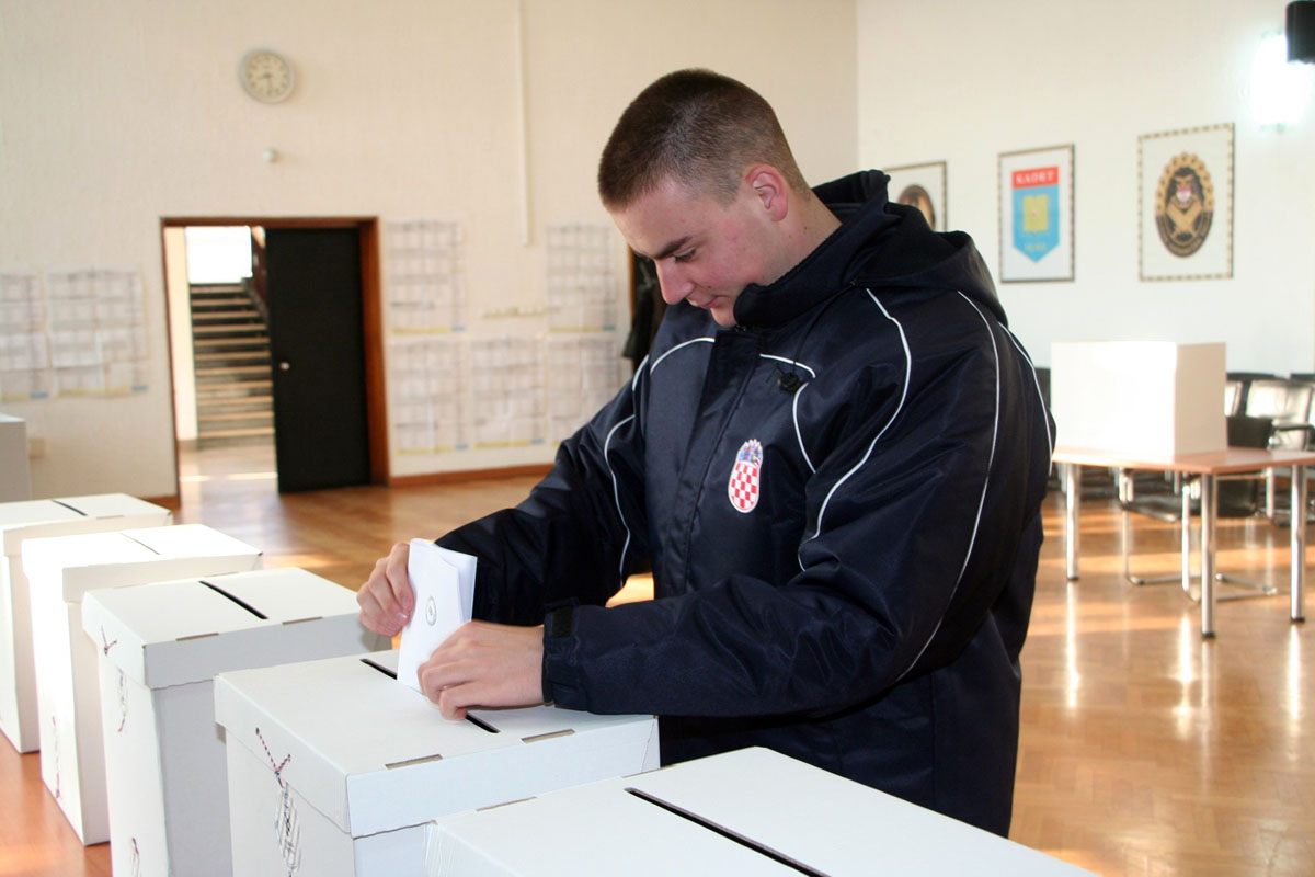 https://www.morh.hr/wp-content/gallery/glasovanje-pripadnika-oruzanih-snaga-u-hrvatskoj-i-inozemstvu/glasovanje_hvu-zg_08112015_15.jpg