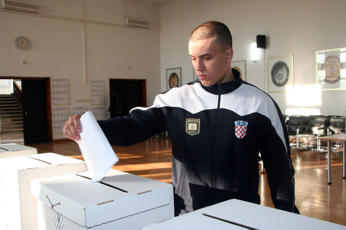 https://www.morh.hr/wp-content/gallery/glasovanje-pripadnika-oruzanih-snaga-u-hrvatskoj-i-inozemstvu/glasovanje_hvu-zg_08112015_20.jpg