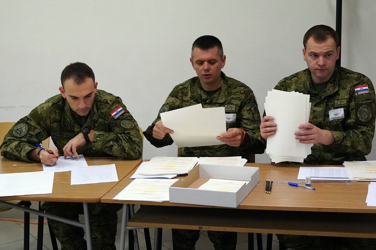 https://www.morh.hr/wp-content/gallery/glasovanje-pripadnika-os-rh-u-mirovnim-operacijama-i-misijama-na-izborima-za-predsjednika-rh/20191222_izbori_5hrvcon_pl_2.jpg