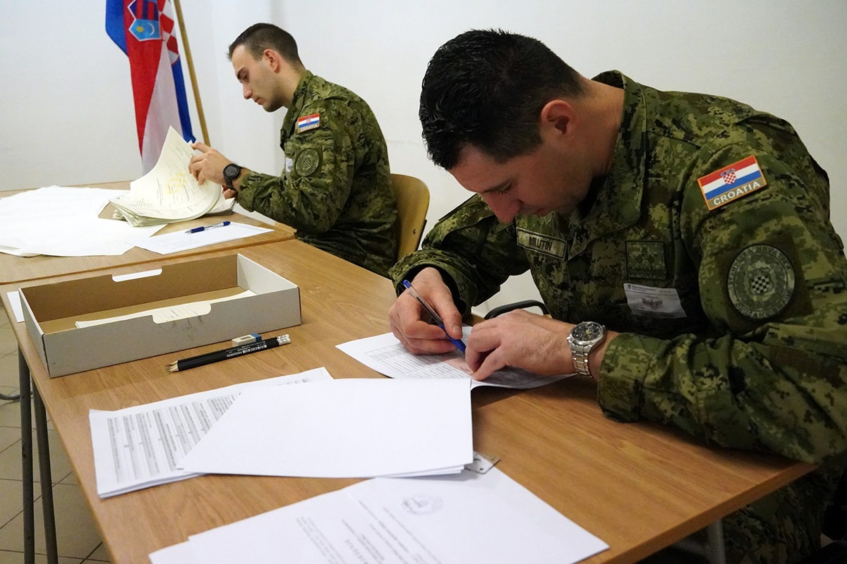 https://www.morh.hr/wp-content/gallery/glasovanje-pripadnika-os-rh-u-mirovnim-operacijama-i-misijama-na-izborima-za-predsjednika-rh/20191222_izbori_5hrvcon_pl_3.jpg