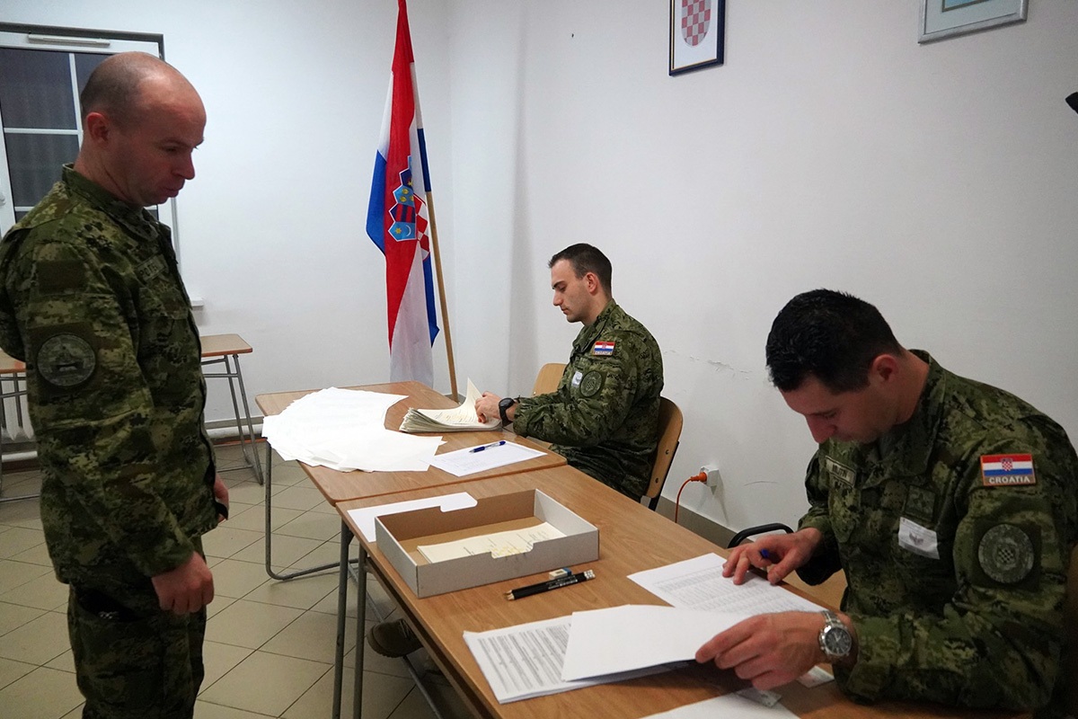 https://www.morh.hr/wp-content/gallery/glasovanje-pripadnika-os-rh-u-mirovnim-operacijama-i-misijama-na-izborima-za-predsjednika-rh/20191222_izbori_5hrvcon_pl_4.jpg
