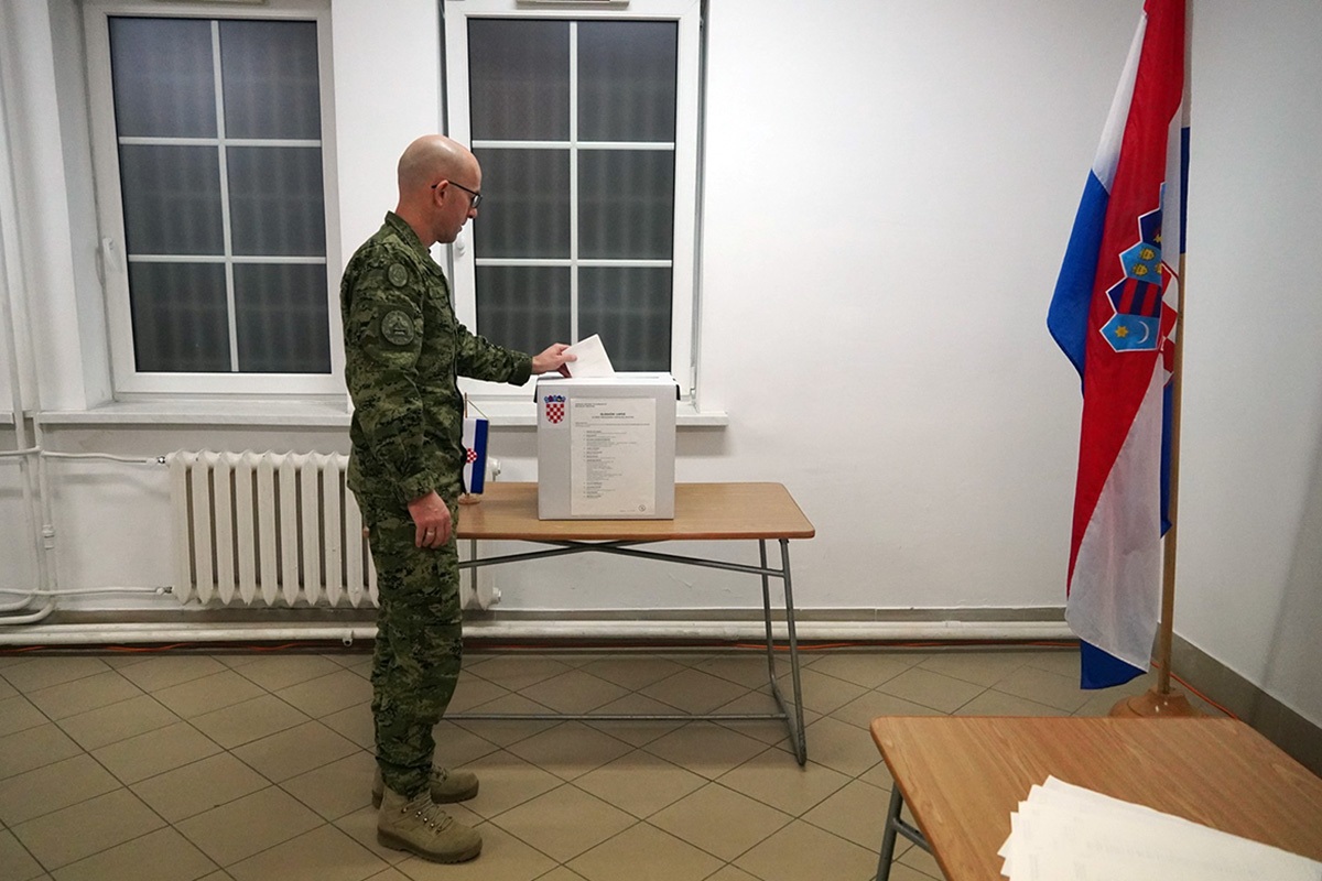 https://www.morh.hr/wp-content/gallery/glasovanje-pripadnika-os-rh-u-mirovnim-operacijama-i-misijama-na-izborima-za-predsjednika-rh/20191222_izbori_5hrvcon_pl_5.jpg