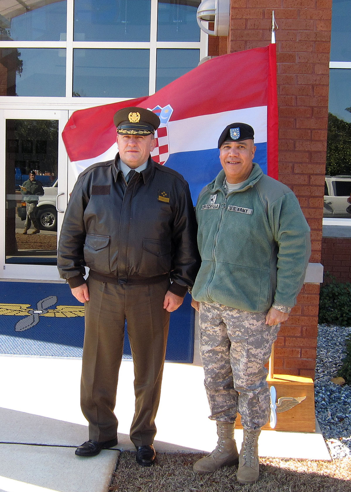 https://www.morh.hr/wp-content/gallery/glavnog-stoera-os-rh-u-uscentcom-u/01lucic_frucker_13012011.jpg