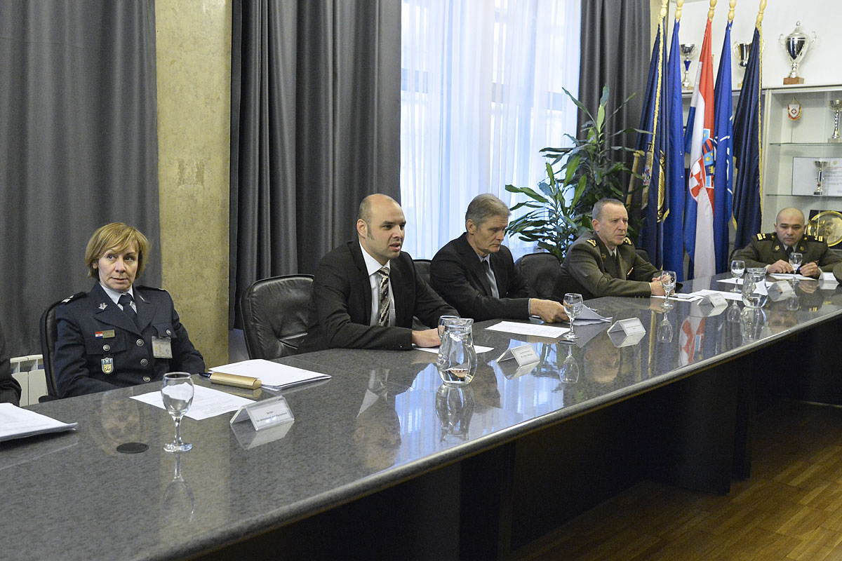 https://www.morh.hr/wp-content/gallery/godisnji-brifing-morh-a-i-oruzanih-snaga-za-vojno-diplomatski-zbor/vdz_09022017_01.jpg