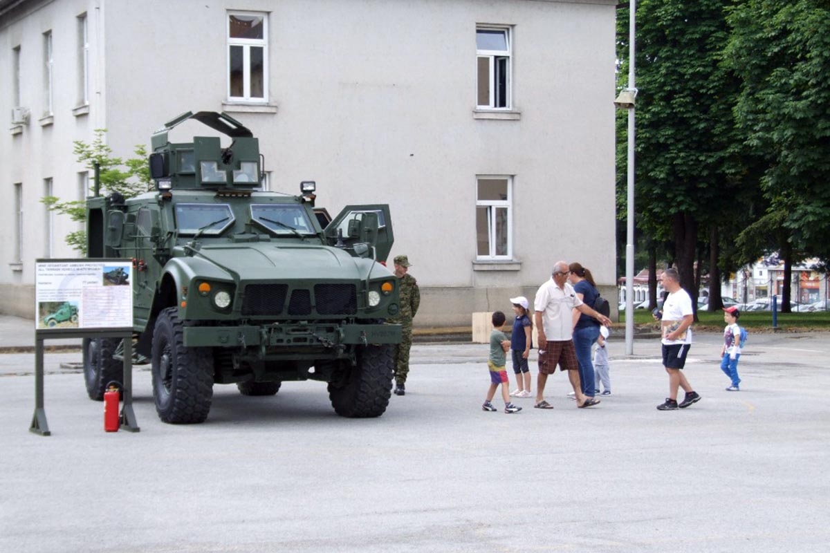 https://www.morh.hr/wp-content/gallery/gradani-razgledavali-vojno-naoruzanje-vozila-i-opremu/dan_otvorenih_vrata_slunj_pozega25052018_01.jpg