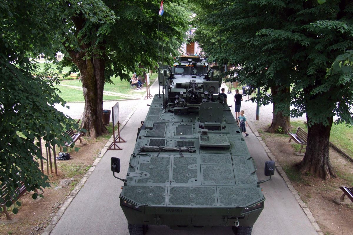 https://www.morh.hr/wp-content/gallery/gradani-razgledavali-vojno-naoruzanje-vozila-i-opremu/dan_otvorenih_vrata_slunj_pozega25052018_14.jpg