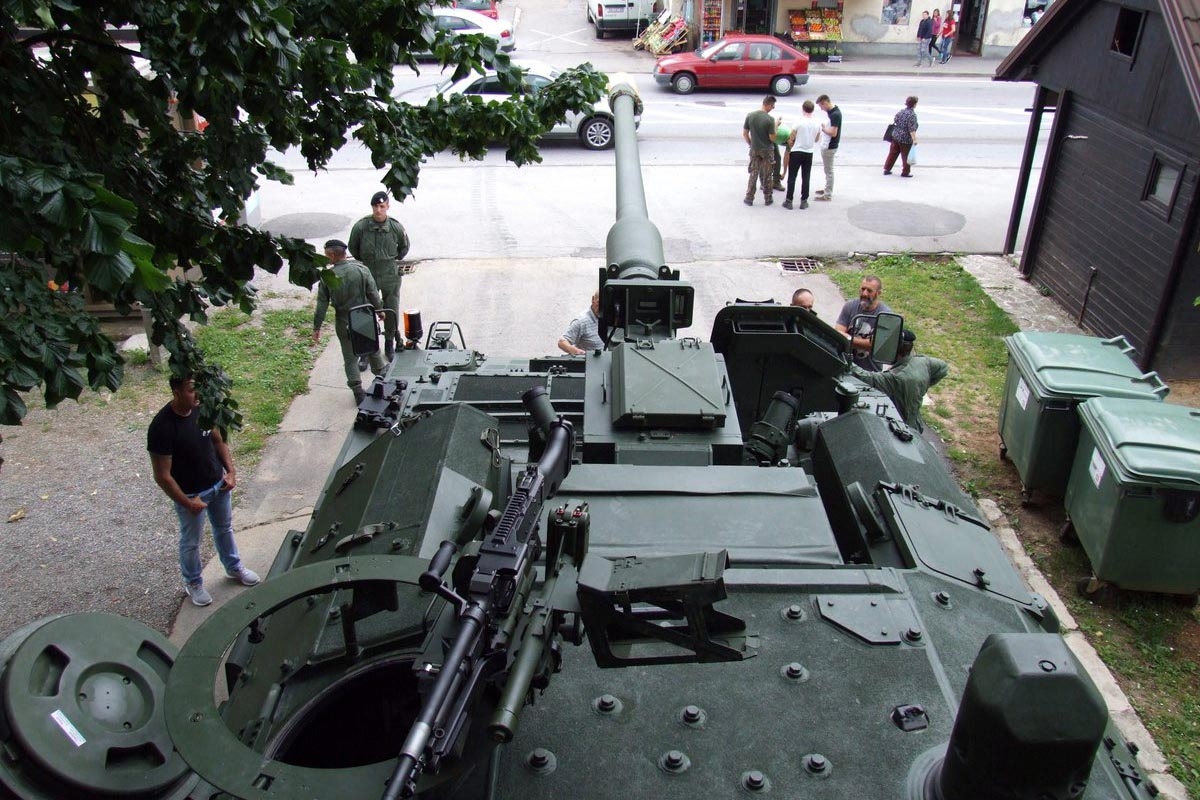 https://www.morh.hr/wp-content/gallery/gradani-razgledavali-vojno-naoruzanje-vozila-i-opremu/dan_otvorenih_vrata_slunj_pozega25052018_15.jpg