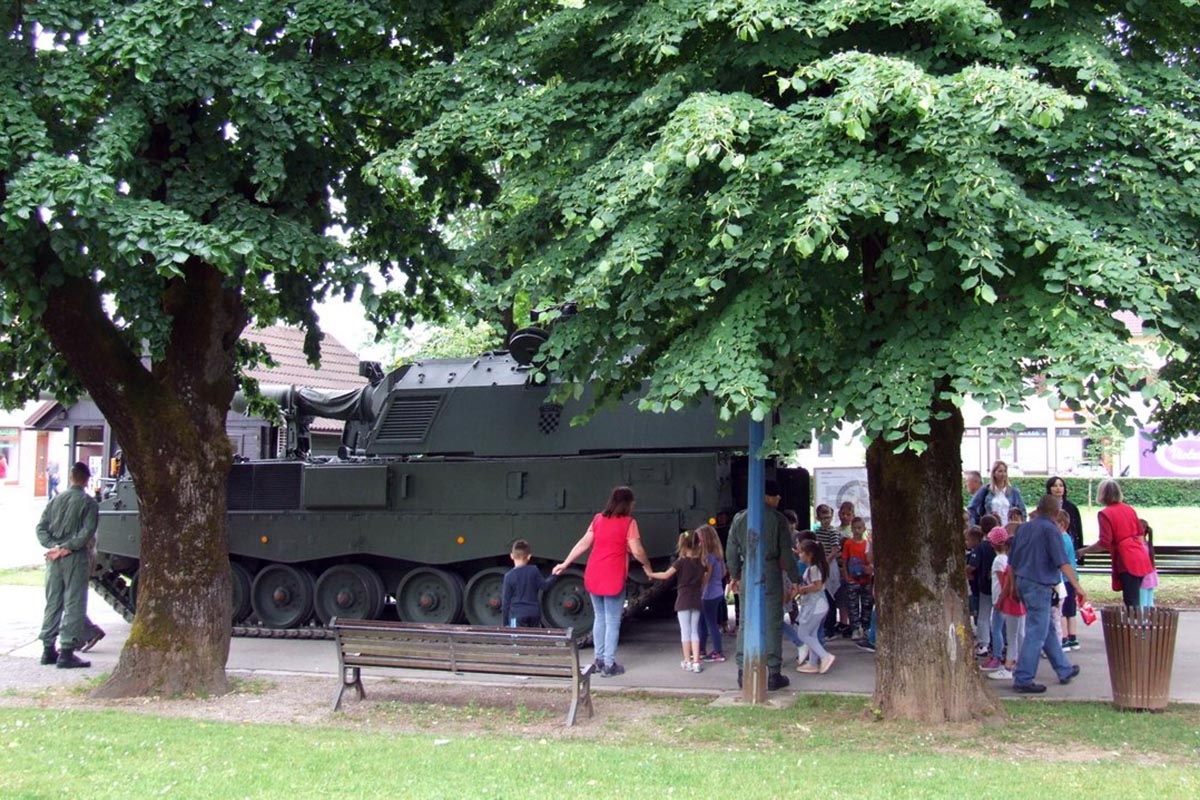 https://www.morh.hr/wp-content/gallery/gradani-razgledavali-vojno-naoruzanje-vozila-i-opremu/dan_otvorenih_vrata_slunj_pozega25052018_16.jpg