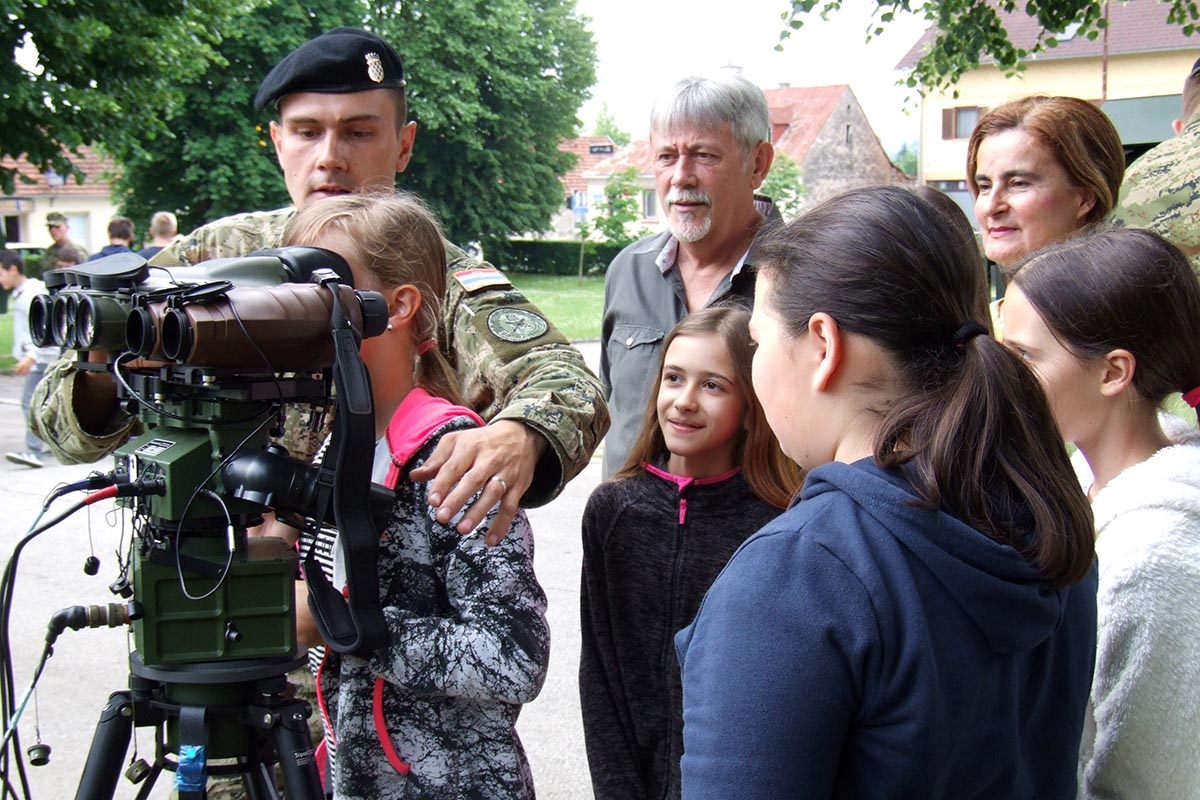 https://www.morh.hr/wp-content/gallery/gradani-razgledavali-vojno-naoruzanje-vozila-i-opremu/dan_otvorenih_vrata_slunj_pozega25052018_18.jpg