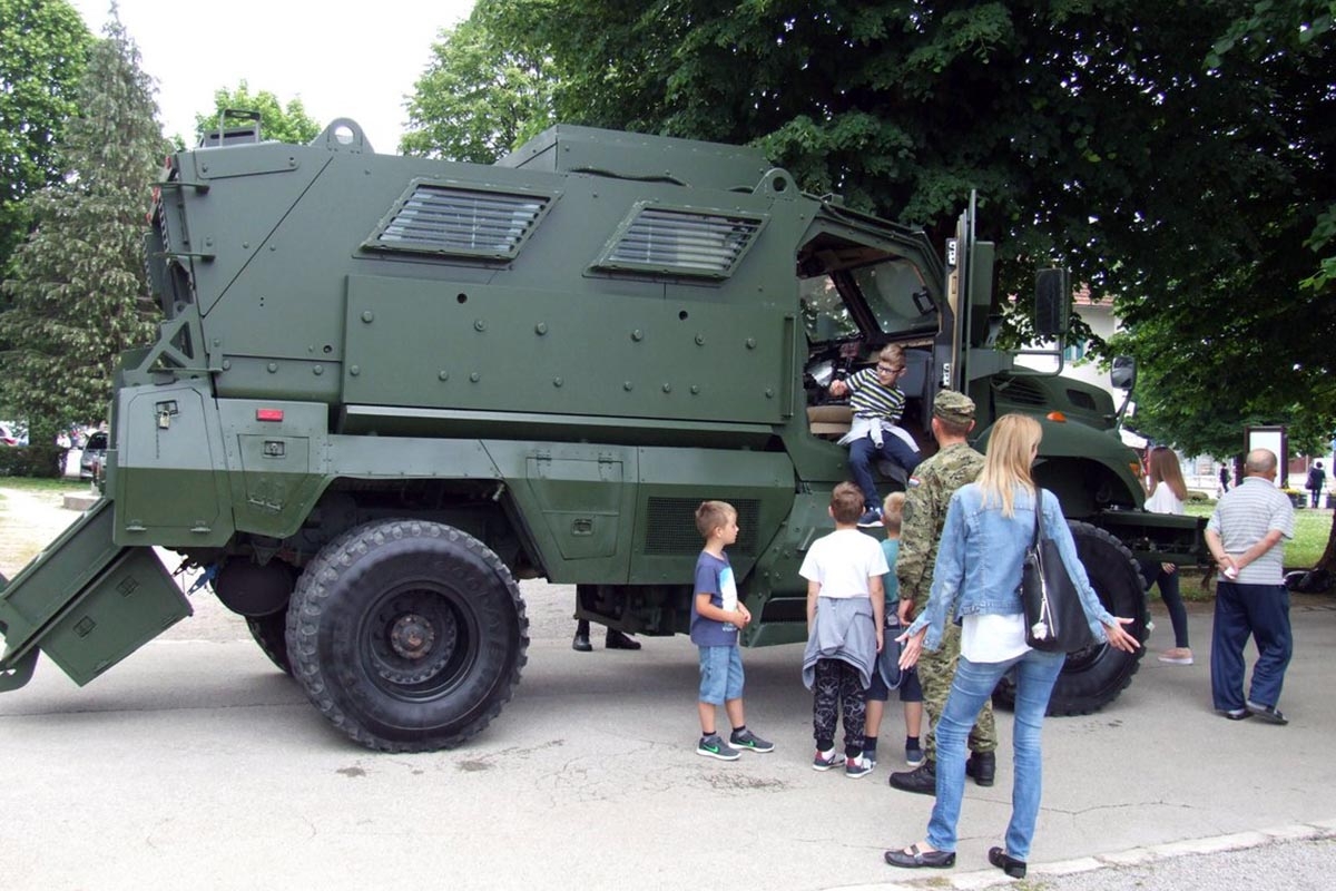 https://www.morh.hr/wp-content/gallery/gradani-razgledavali-vojno-naoruzanje-vozila-i-opremu/dan_otvorenih_vrata_slunj_pozega25052018_19.jpg