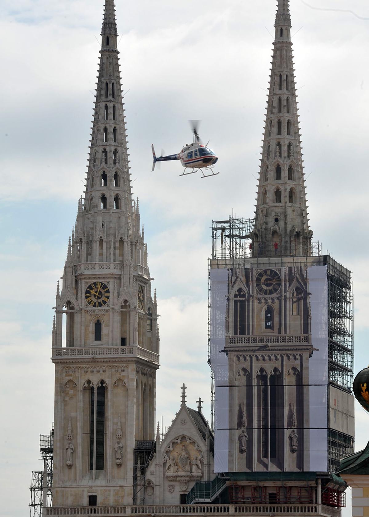 https://www.morh.hr/wp-content/gallery/helikopter-bell-206-b-zavrsio-izvidanja-iznad-zagreba/zagreb_08052014_4.jpg
