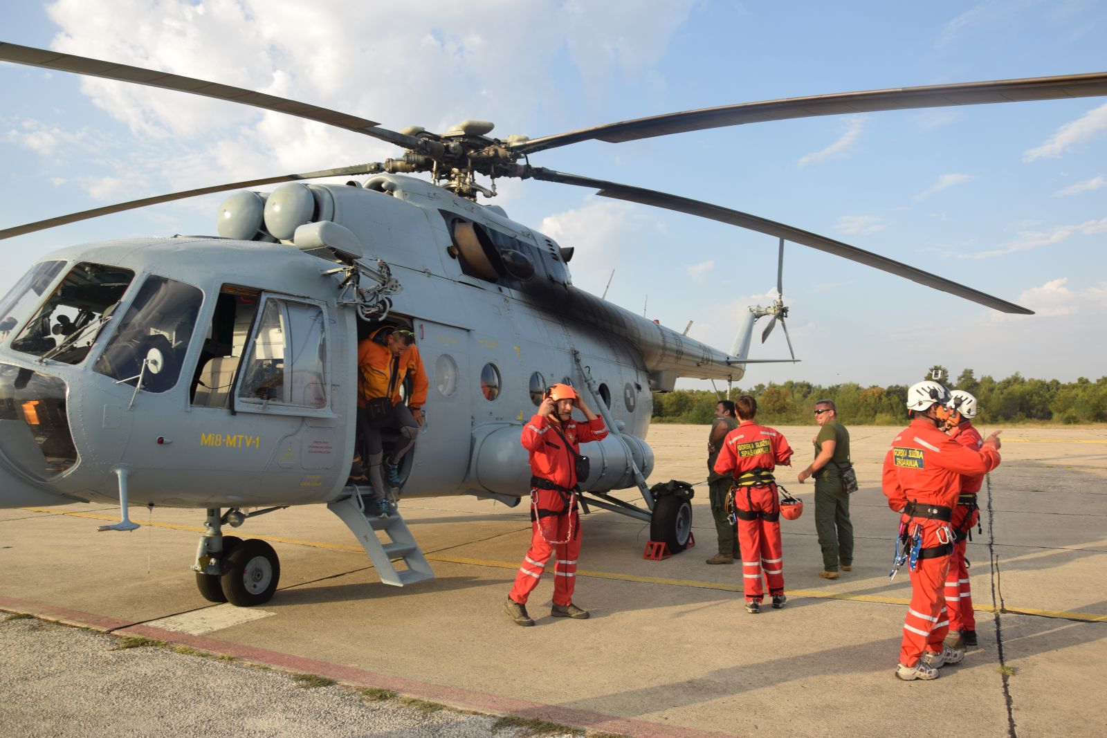 https://www.morh.hr/wp-content/gallery/helikopter-hrz-i-pzo-u-akciji-spasavanja-na-velebitu/spasavanje_09082017_08.jpg