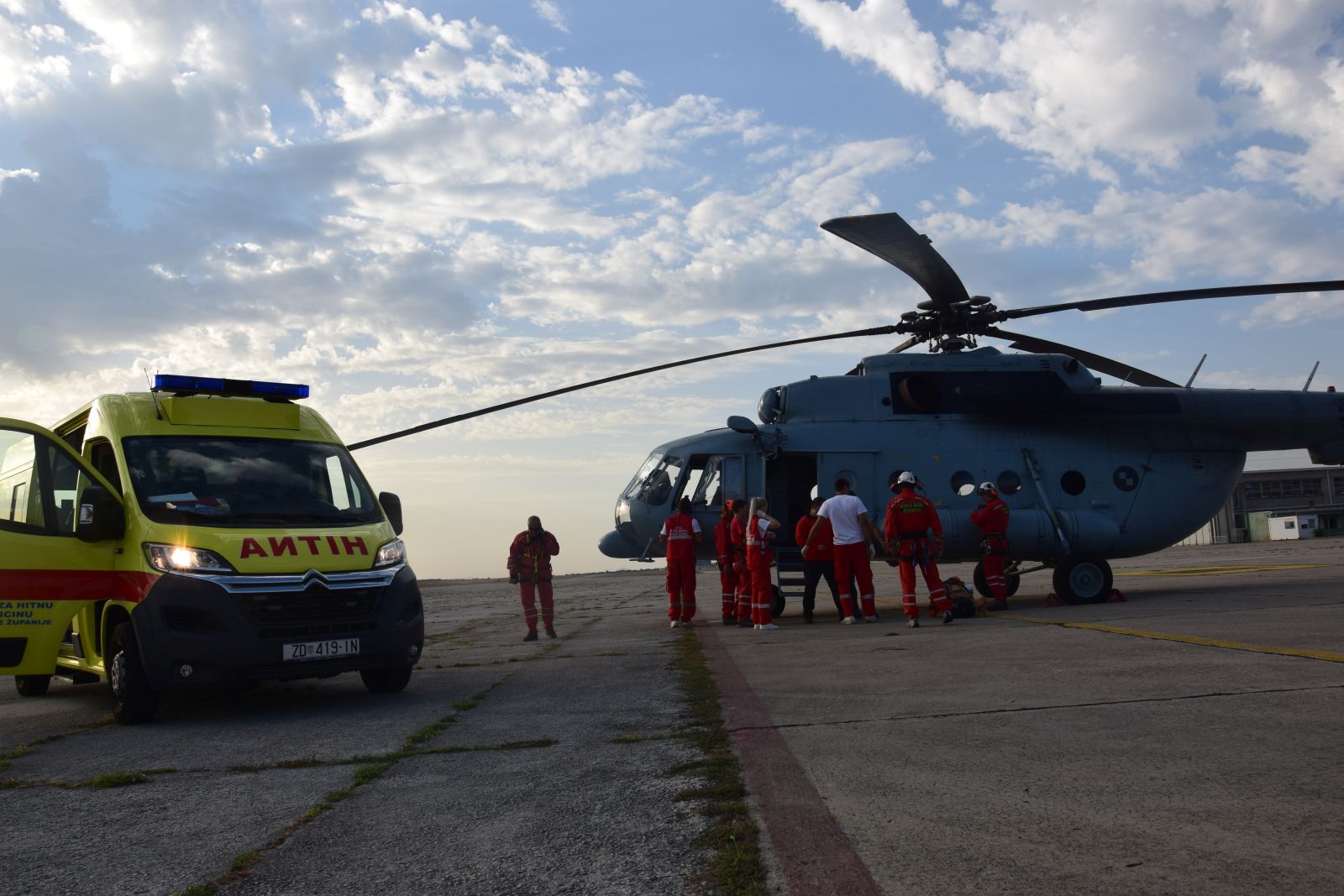 https://www.morh.hr/wp-content/gallery/helikopter-hrz-i-pzo-u-akciji-spasavanja-na-velebitu/spasavanje_09082017_11.jpg