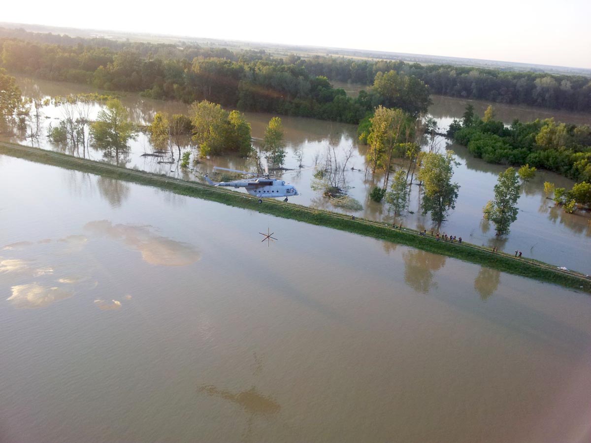 https://www.morh.hr/wp-content/gallery/helikopteri-hrz-i-pzo-prevezli-oko-500-osoba-i-100-tona-tereta/poplave_bih_21052014_4.jpg