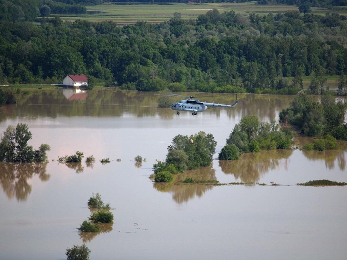 https://www.morh.hr/wp-content/gallery/helikopteri-hrz-i-pzo-prevezli-oko-500-osoba-i-100-tona-tereta/poplave_nasip_orasje_21052014_3.jpg