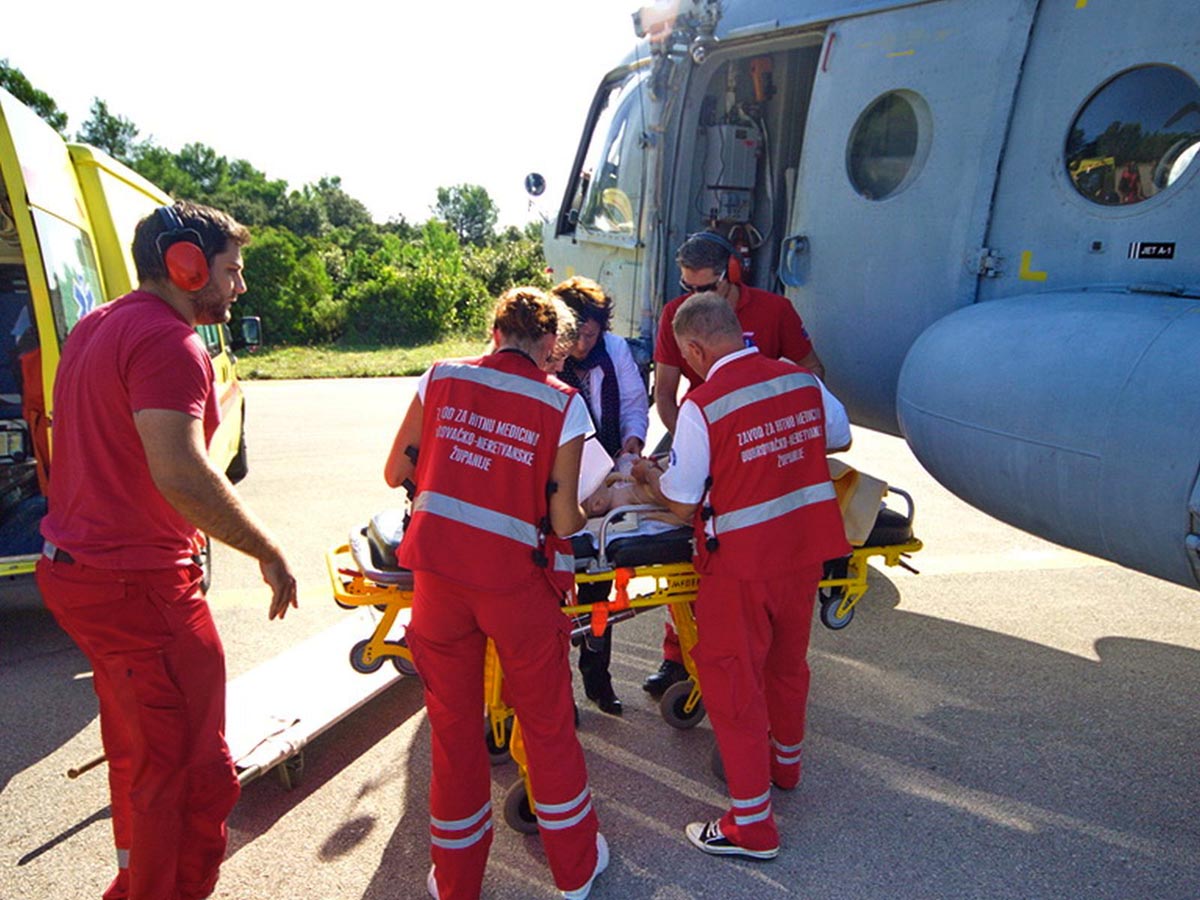 https://www.morh.hr/wp-content/gallery/helikopterom-hrz-i-pzo-hitno-prevezeno-dijete-s-korcule/hml_10102014_3.jpg
