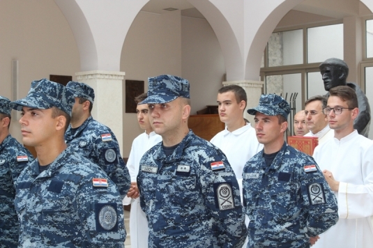 https://www.morh.hr/wp-content/gallery/hodocasce-hrvatske-vojske-policije-i-branitelja-u-sinju/sinje_hodocasce_28072018_05.jpg