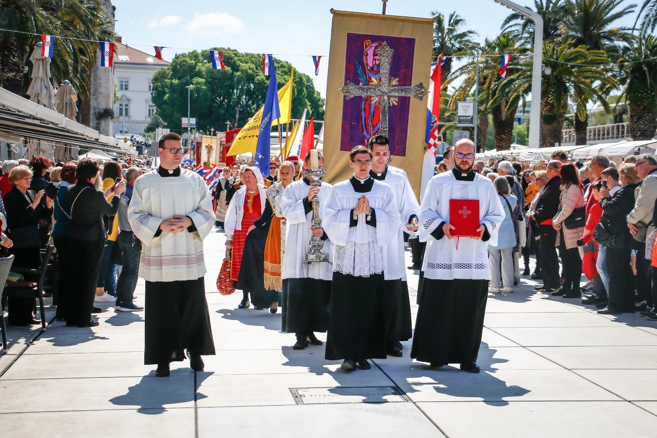 https://www.morh.hr/wp-content/gallery/hrm-na-svecanom-obiljezavanju-blagdana-sv-dujma-i-dana-grada-splita/hrm_sv_duje_dan_grada_splita_070519_01.jpg