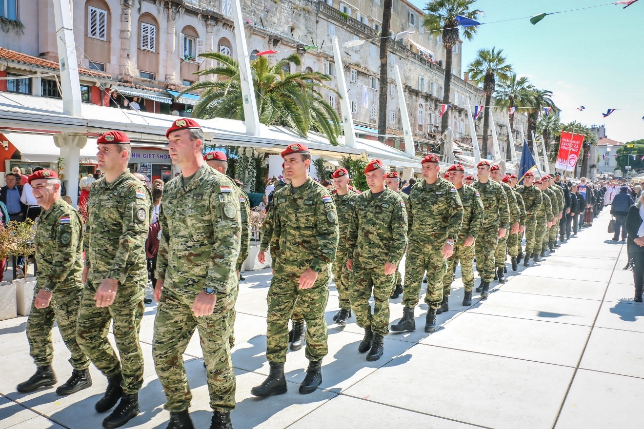 https://www.morh.hr/wp-content/gallery/hrm-na-svecanom-obiljezavanju-blagdana-sv-dujma-i-dana-grada-splita/hrm_sv_duje_dan_grada_splita_070519_04.jpg