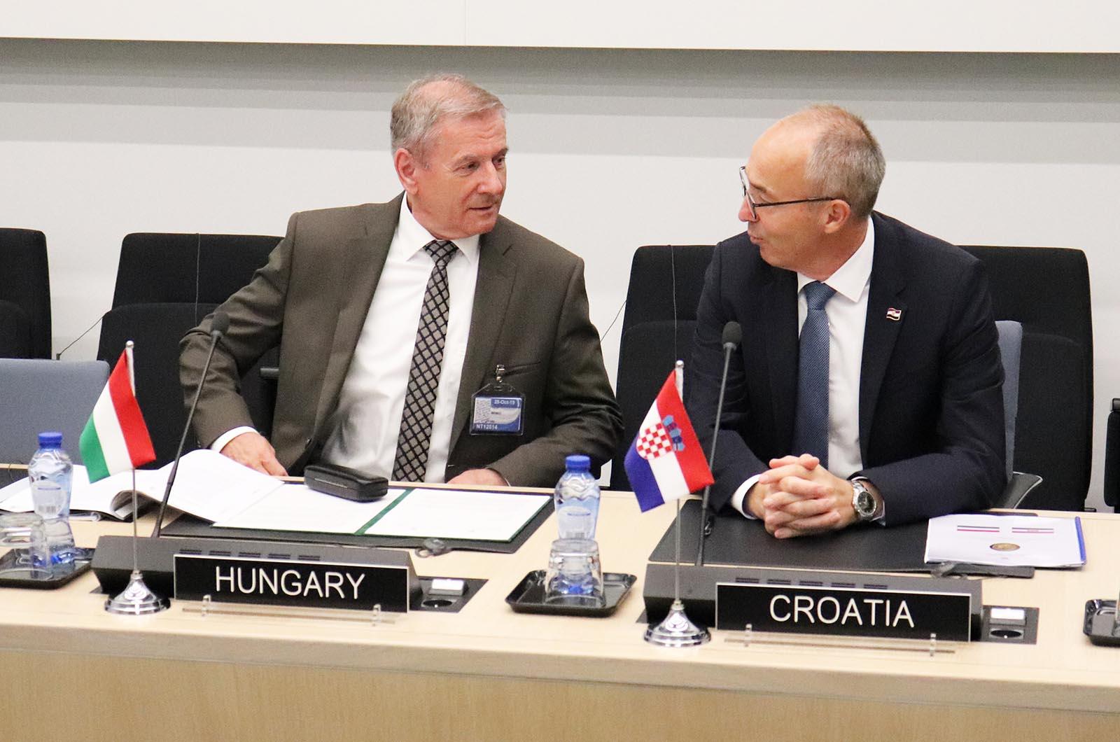 https://www.morh.hr/wp-content/gallery/hrvatska-i-madarska-o-ukljucivanju-mnd-c-u-nato-strukturu-snaga/hrvatska_madjarska_mndz-c_nato_241019_02.jpg