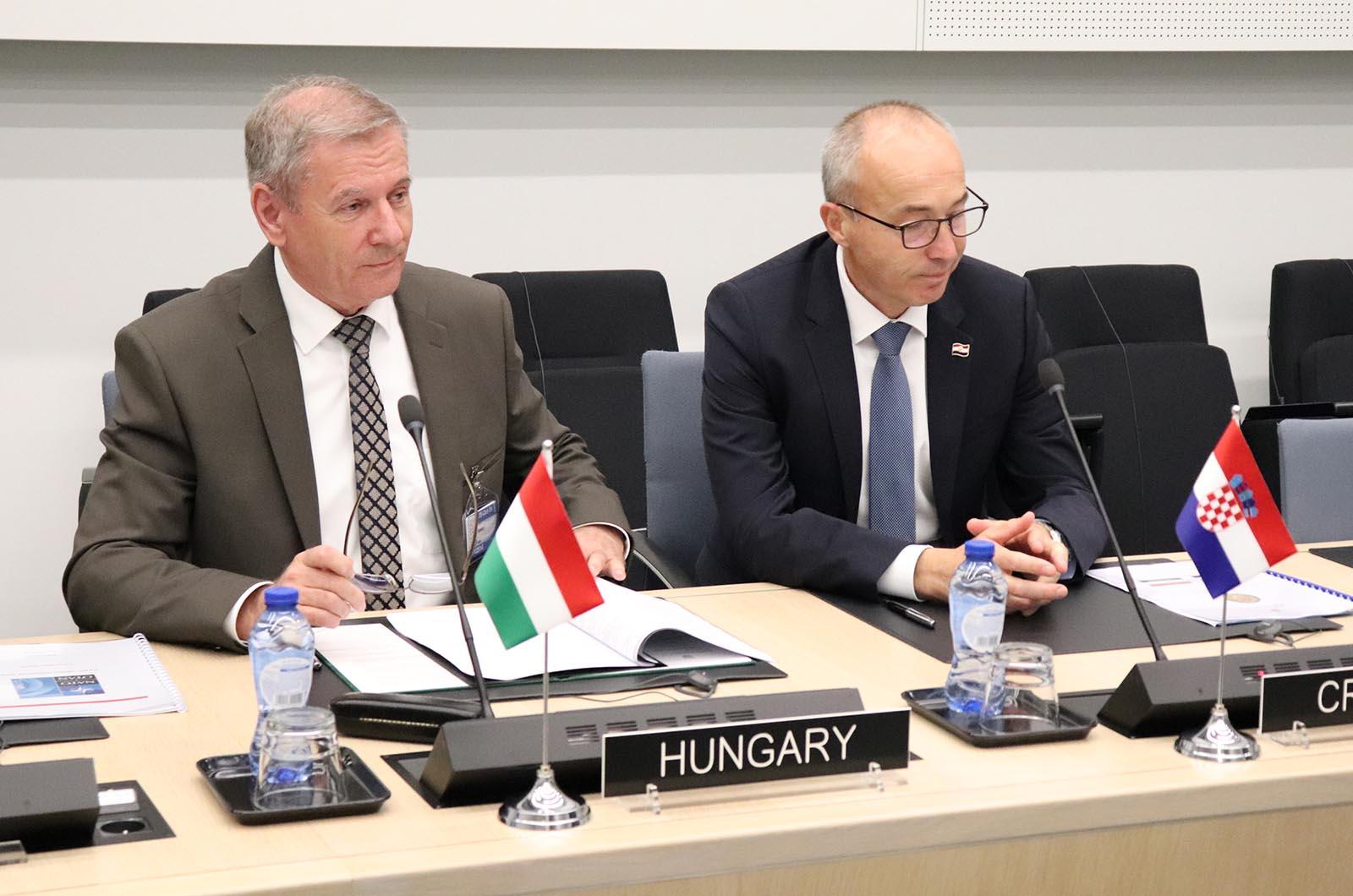 https://www.morh.hr/wp-content/gallery/hrvatska-i-madarska-o-ukljucivanju-mnd-c-u-nato-strukturu-snaga/hrvatska_madjarska_mndz-c_nato_241019_03.jpg