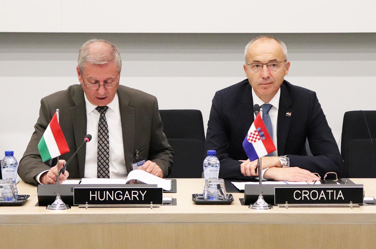 https://www.morh.hr/wp-content/gallery/hrvatska-i-madarska-o-ukljucivanju-mnd-c-u-nato-strukturu-snaga/hrvatska_madjarska_mndz-c_nato_241019_04.jpg