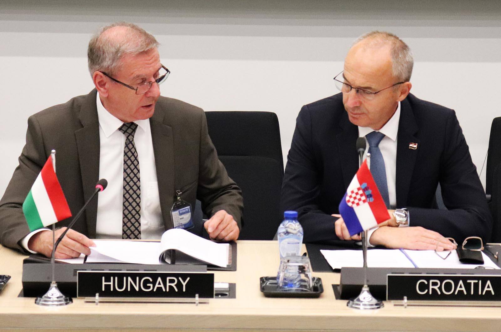 https://www.morh.hr/wp-content/gallery/hrvatska-i-madarska-o-ukljucivanju-mnd-c-u-nato-strukturu-snaga/hrvatska_madjarska_mndz-c_nato_241019_05.jpg