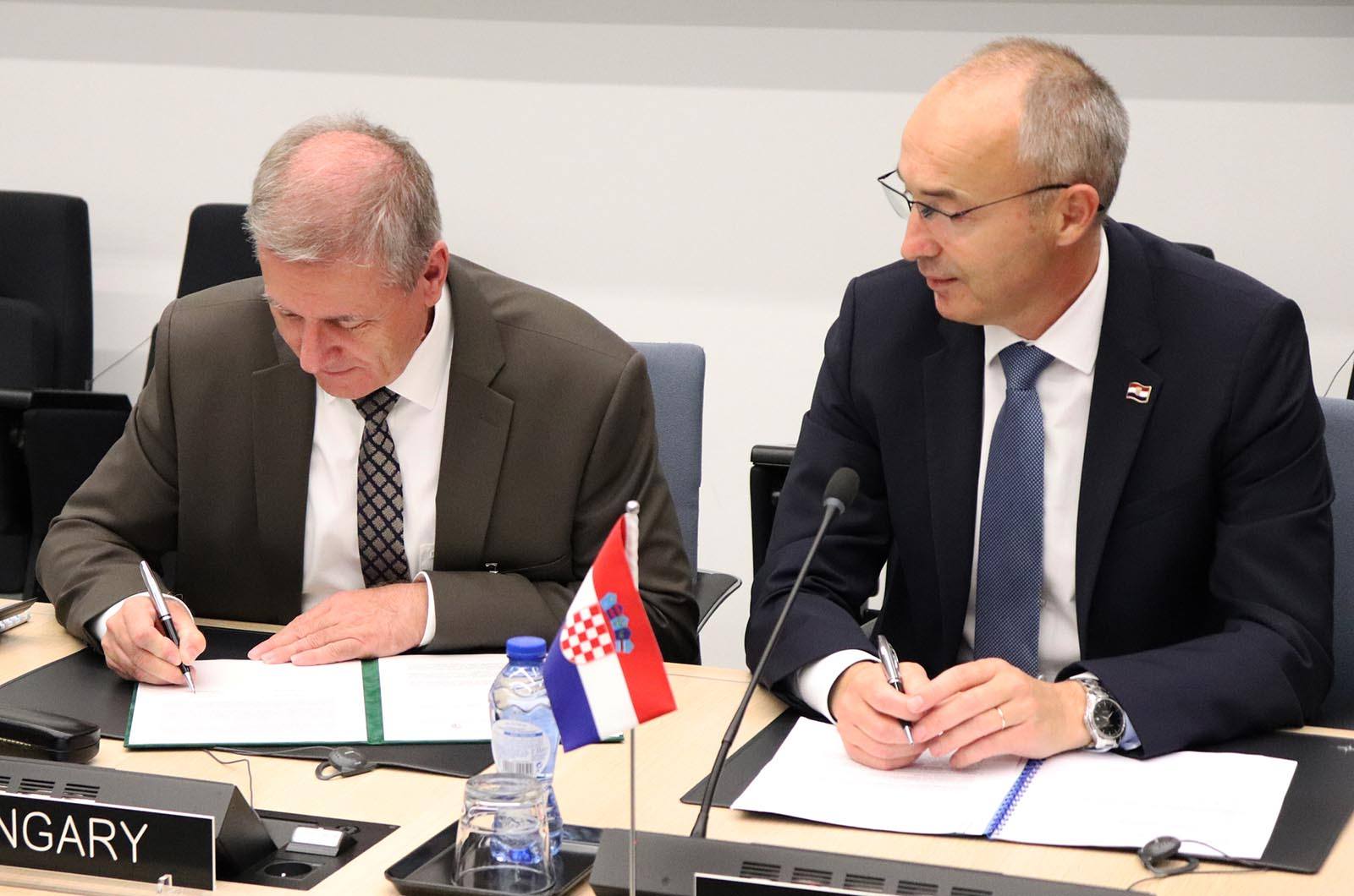 https://www.morh.hr/wp-content/gallery/hrvatska-i-madarska-o-ukljucivanju-mnd-c-u-nato-strukturu-snaga/hrvatska_madjarska_mndz-c_nato_241019_06.jpg