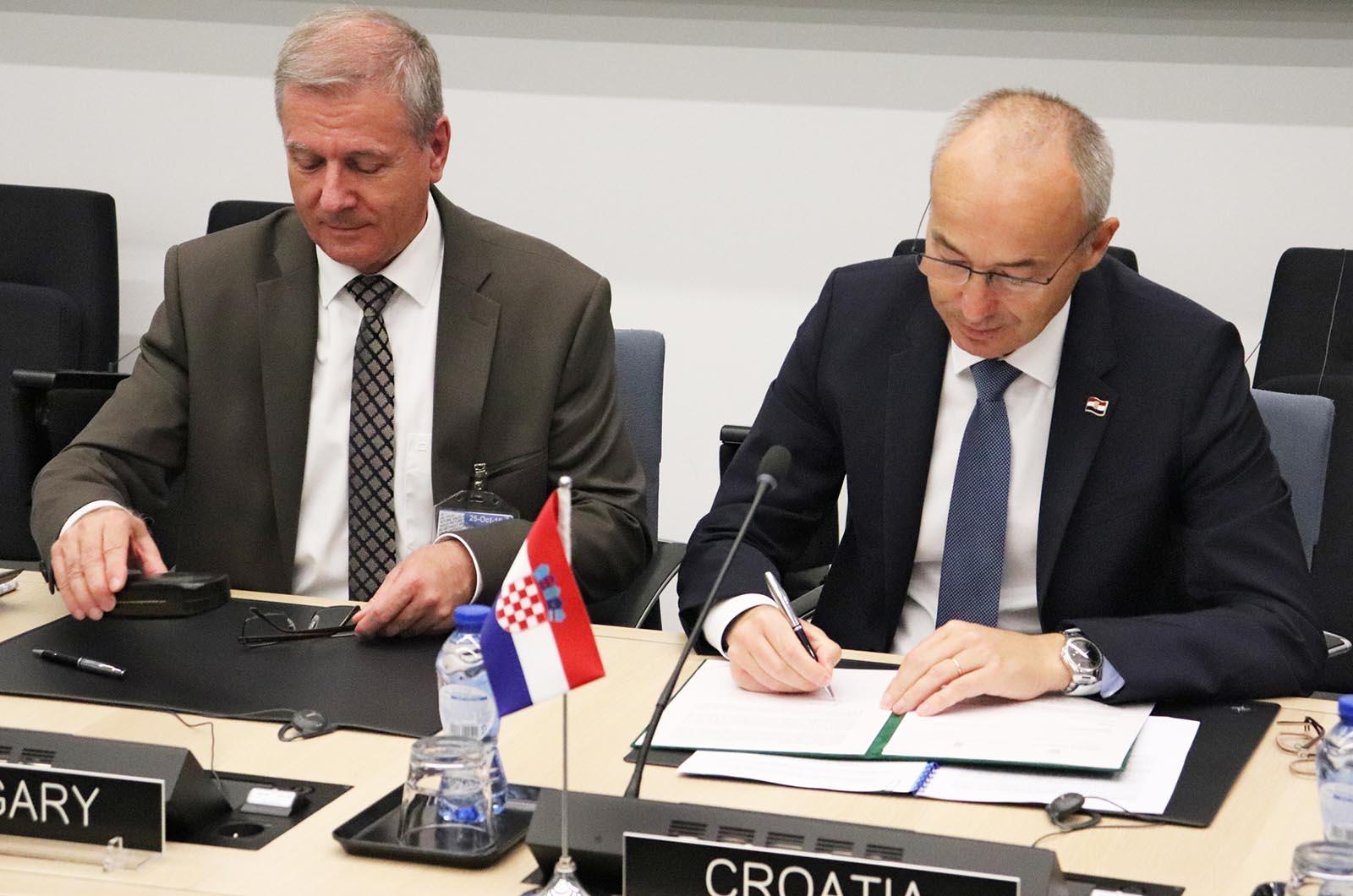 https://www.morh.hr/wp-content/gallery/hrvatska-i-madarska-o-ukljucivanju-mnd-c-u-nato-strukturu-snaga/hrvatska_madjarska_mndz-c_nato_241019_07.jpg