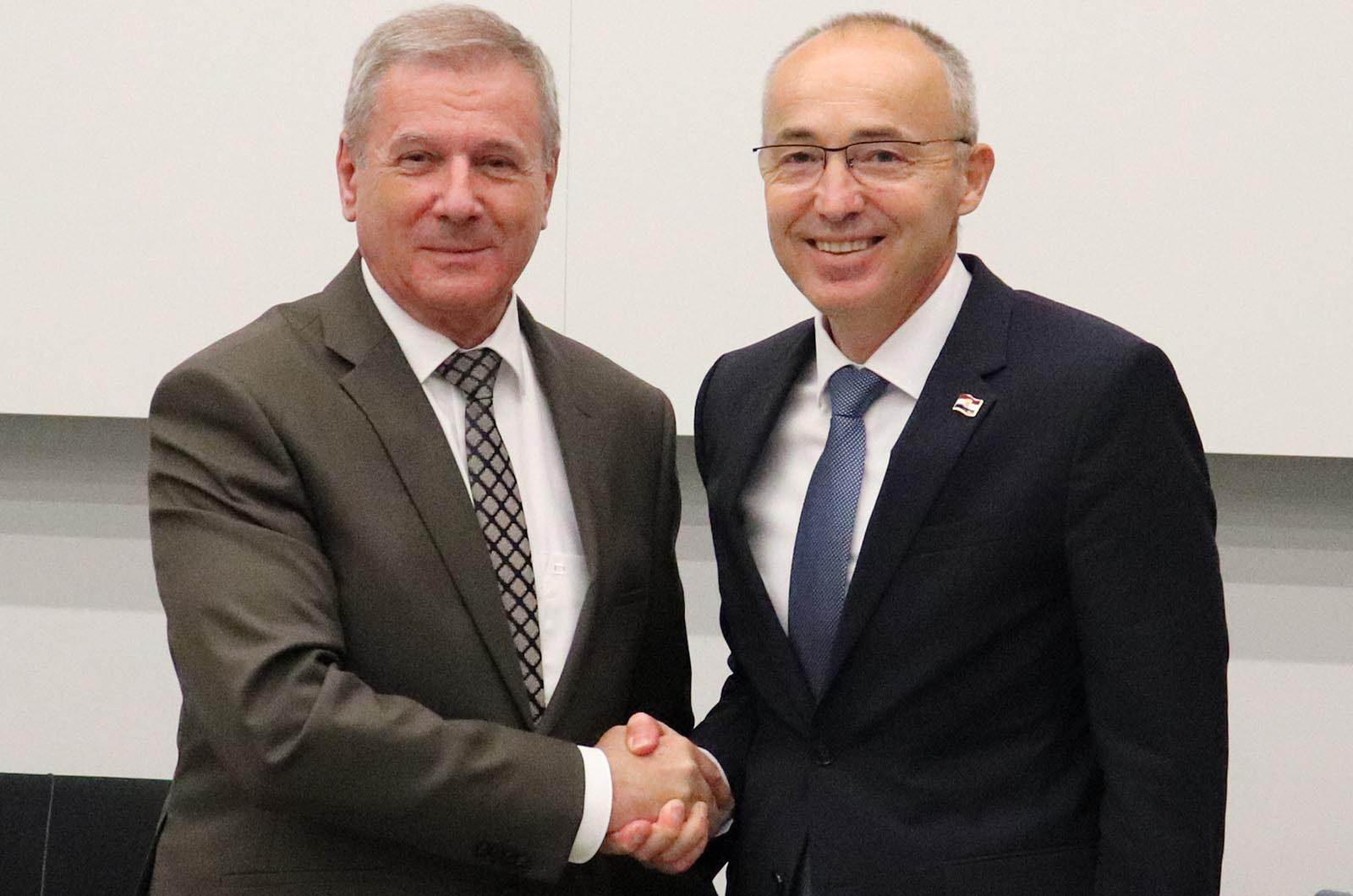 https://www.morh.hr/wp-content/gallery/hrvatska-i-madarska-o-ukljucivanju-mnd-c-u-nato-strukturu-snaga/hrvatska_madjarska_mndz-c_nato_241019_08.jpg