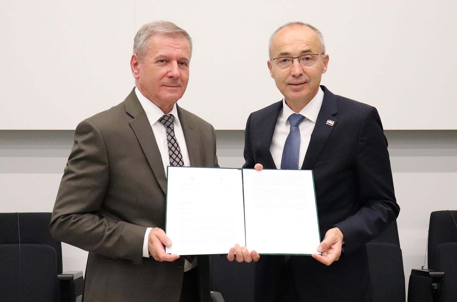 https://www.morh.hr/wp-content/gallery/hrvatska-i-madarska-o-ukljucivanju-mnd-c-u-nato-strukturu-snaga/hrvatska_madjarska_mndz-c_nato_241019_09.jpg