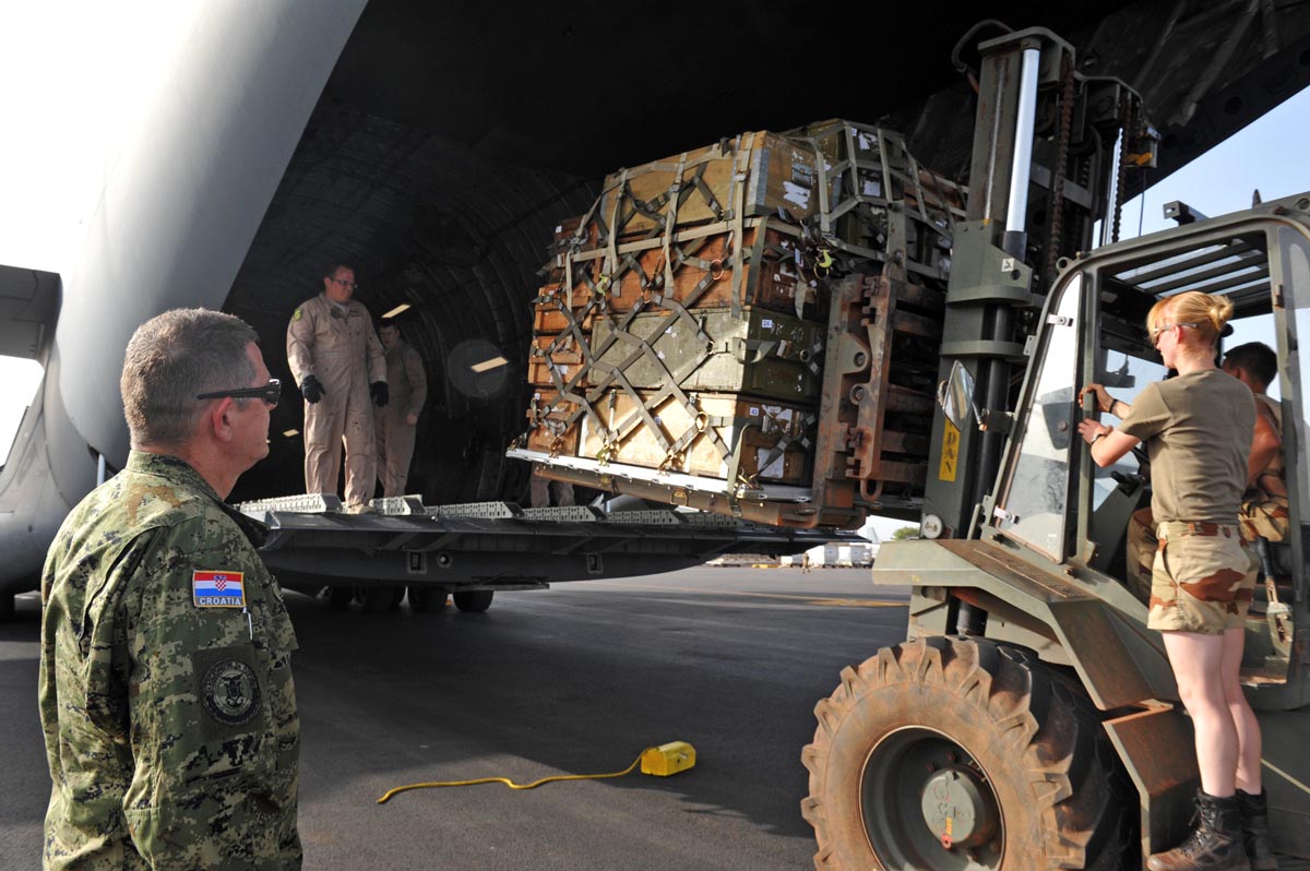 https://www.morh.hr/wp-content/gallery/hrvatska-isporucila-maliju-donirano-pjesacko-naoruzanje/donacija_17062013_14.jpg