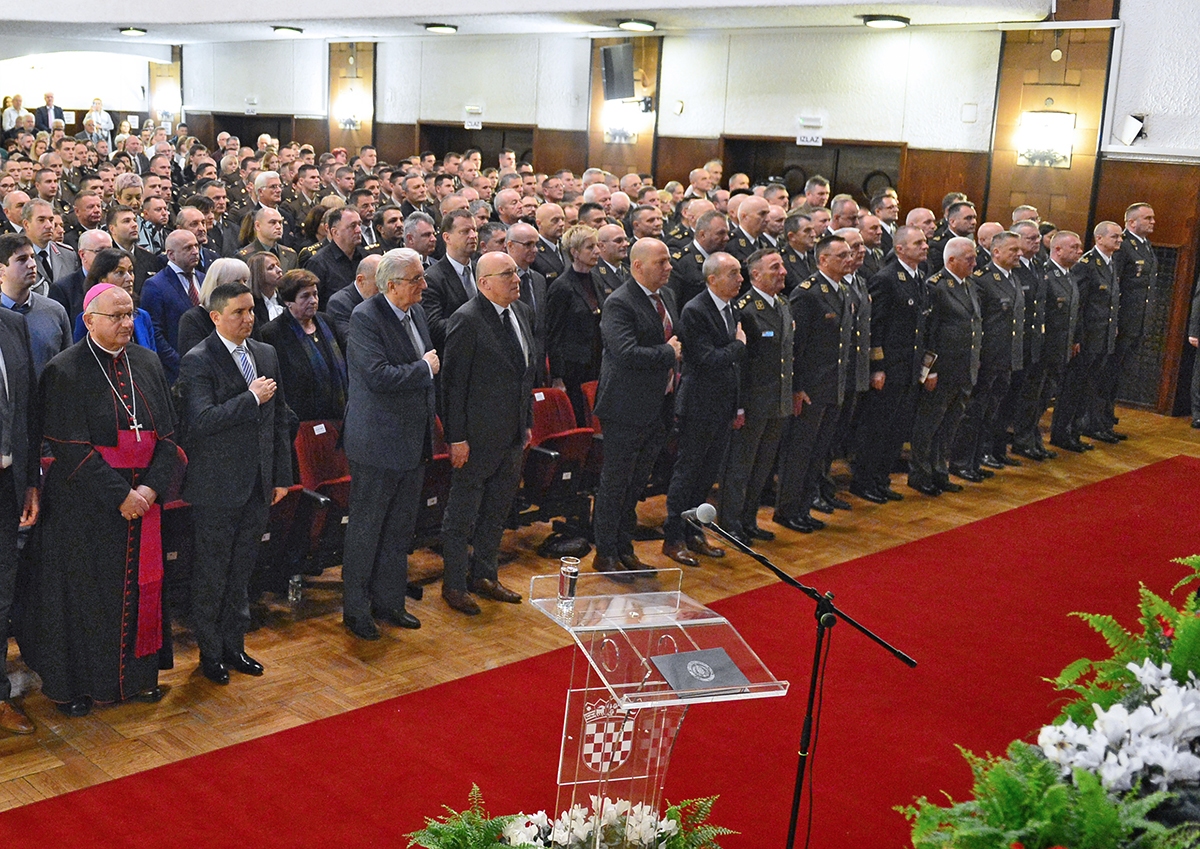 https://www.morh.hr/wp-content/gallery/hrvatska-vojska-bogatija-je-za-132-nova-promovirana-diplomanta/svecana_promocija_20191216_01.jpg