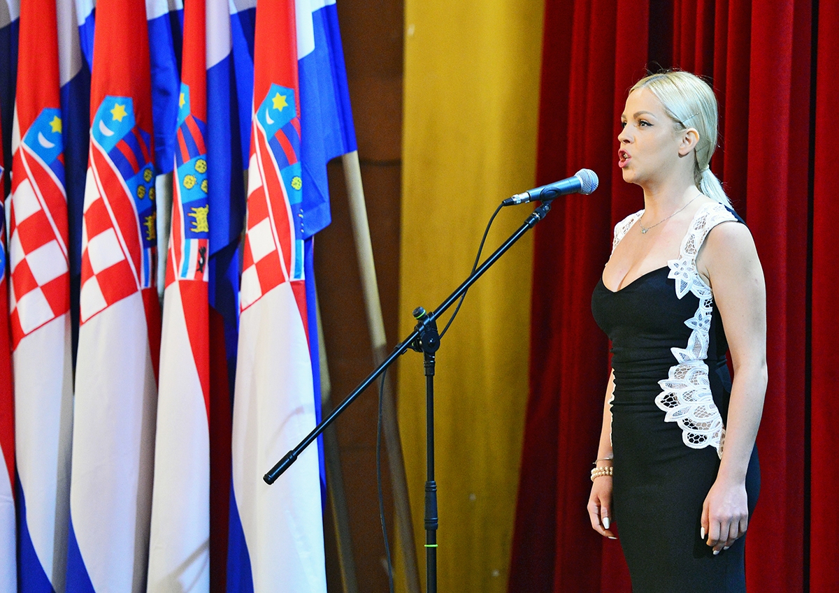 https://www.morh.hr/wp-content/gallery/hrvatska-vojska-bogatija-je-za-132-nova-promovirana-diplomanta/svecana_promocija_20191216_02.jpg