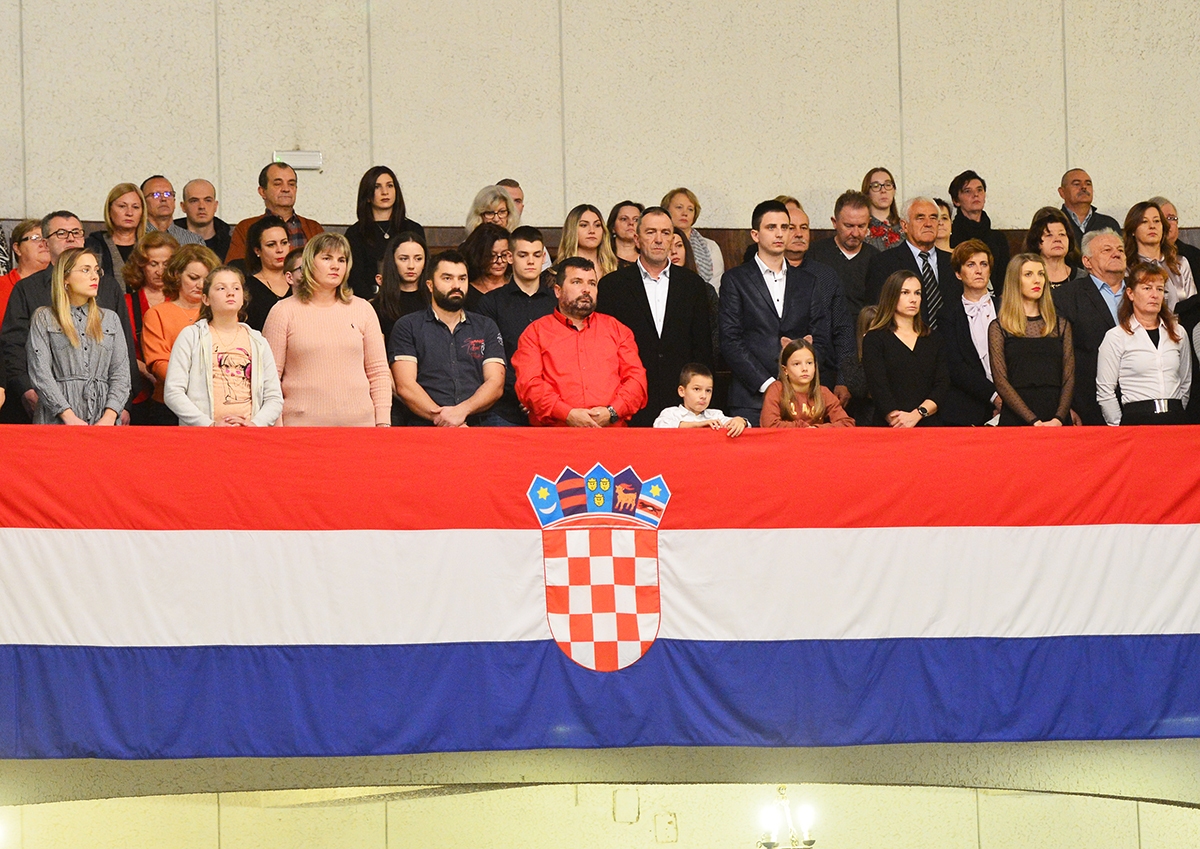 https://www.morh.hr/wp-content/gallery/hrvatska-vojska-bogatija-je-za-132-nova-promovirana-diplomanta/svecana_promocija_20191216_03.jpg
